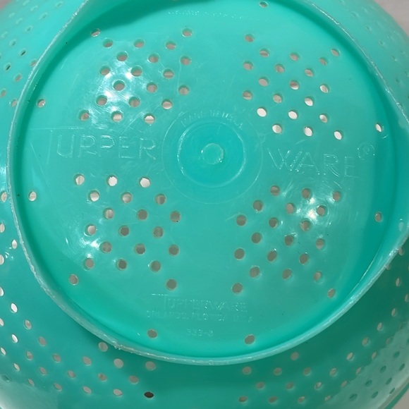 Tupperware strainer with lid - Picture 3 of 3